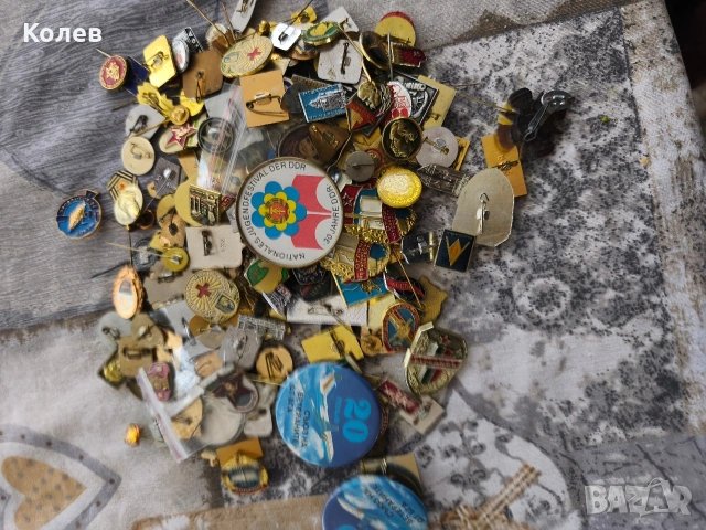 Лот от над 200 бройки значки предимно български