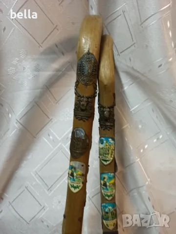 2 тиролски бастуна -и двата бастуна са почти пълни с типичните знаци ,значки ., снимка 2 - Други ценни предмети - 49646977