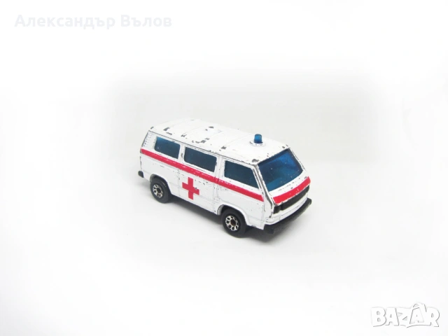 Метална количка Matchbox Volkswagen Transporter 1:62 Линейка, снимка 8 - Колекции - 53059445