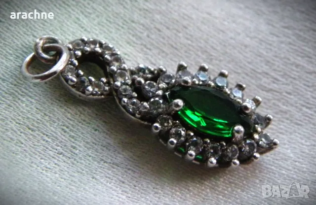 Сребърен медальон с верделит и топази