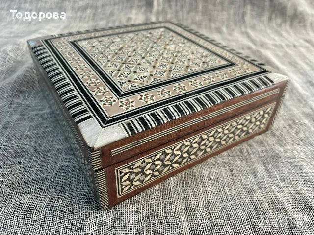Кутия за бижута с изящна финна интарзия от екзотична дървесина и седеф.