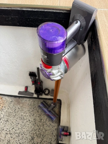 Dyson V8 Absolute – Безжична Вертикална Прахосмукачка, 425W, до 40 мин!, снимка 5 - Прахосмукачки - 54357680