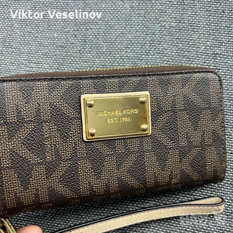 Оригинално Michael Kors Signature Logo Zip Around Портмоне, снимка 3 - Портфейли, портмонета - 52888309