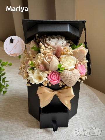 Букет с цветя от соев восък в кутия за абитуриент - черна шапка , снимка 2 - Изкуствени цветя - 53955325