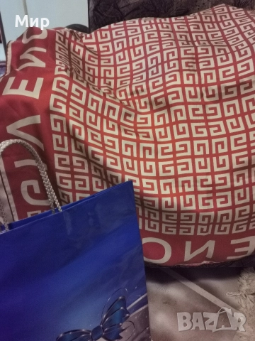 Копринен шал от Givenchy , снимка 4 - Шалове - 52666023