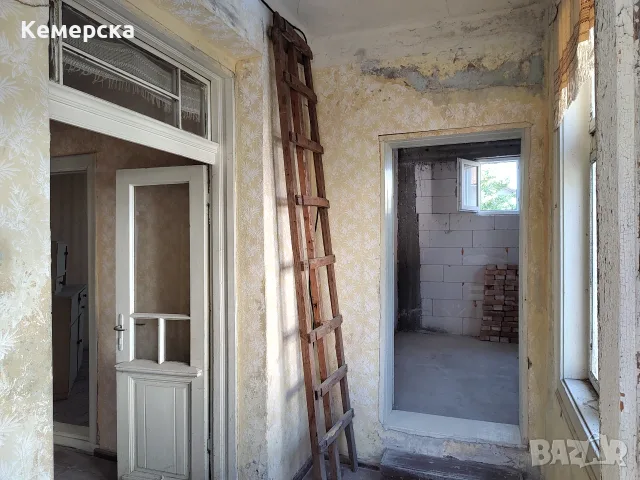 Продава едноетажна къща заедно с 2/3 ид.ч от двора в широк център, снимка 12 - Къщи - 55884742