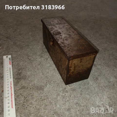 метална кутия с капак и ключалка