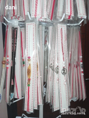 Микс от 300 мартеници с подарък стелаж , снимка 2 - Други - 52674576