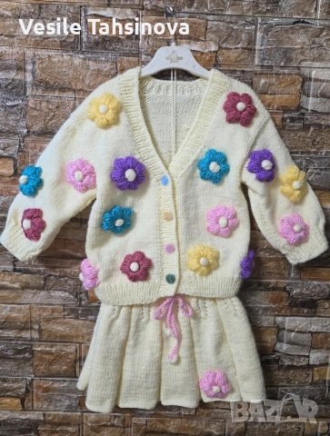 Детски плетен комплект – жилетка с цветя и пола *