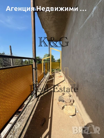 Триетажна тухлена на плоча къща в с. Стражец, снимка 7 - Къщи - 50458182