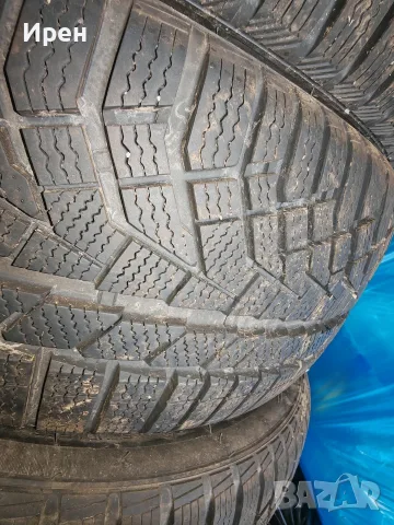 Зимни гуми 215/45R17, снимка 2 - Гуми и джанти - 56482428