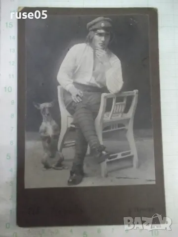 Снимка стара на замислен мъж с куче на стол картон