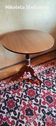 Кръгла масивна маса