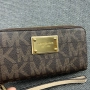 Оригинално Michael Kors Signature Logo Zip Around Портмоне, снимка 3