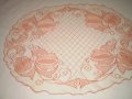 Стара винтидж 30 г на миналия век ръчно бродирана розова покривка на тюл овална, снимка 3