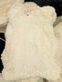 Бяло кожено пухкаво рошаво килимче тип меча кожа