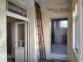 Продава едноетажна къща заедно с 2/3 ид.ч от двора в широк център, снимка 12
