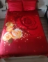 Червени сатенени чаршафи с рози, снимка 1