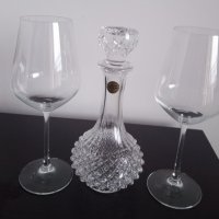 2 броя изящни чаши за вино и изящен кристален декантиер, снимка 1 - Антикварни и старинни предмети - 31453995