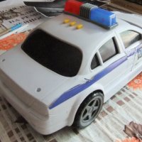 Продавам детска играчка полицейска кола  със сигнални светлини и звук, снимка 4 - Коли, камиони, мотори, писти - 36632757