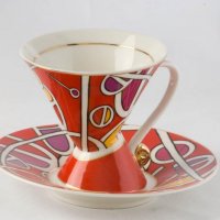 Червена чаша с чинийка за кафе, чай или капучино