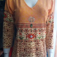 ИЗКЛЮЧИТЕЛНО КРАСИВА и МНОГО ФИНА блуза в оранжеви-бордо шарки с камъчета по нея, снимка 1 - Блузи с дълъг ръкав и пуловери - 42870932