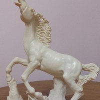 Склуптура на кон от лят мрамор. Отлично състояние., снимка 1 - Антикварни и старинни предмети - 44355269
