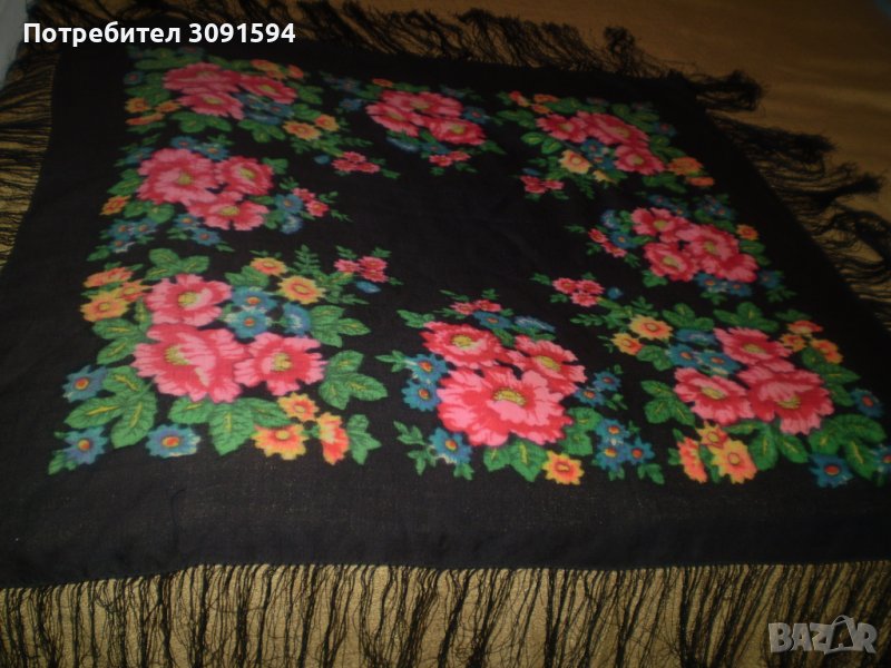 Винтидж Руски дамски голям квадратен черен шал на цветя, снимка 1