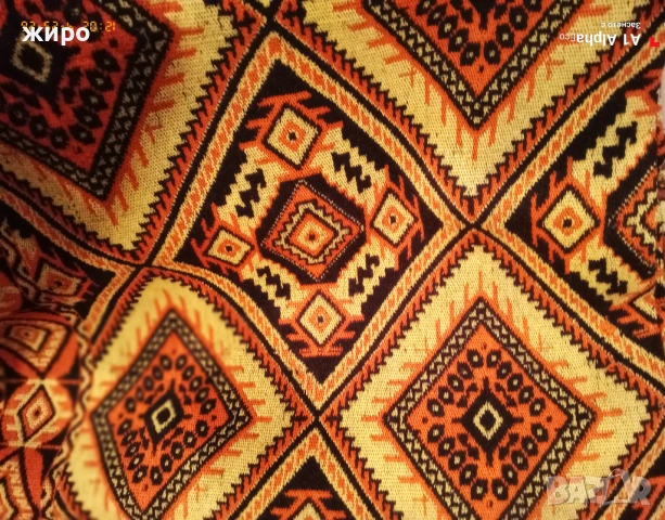 Килим трицветен, жакард. Цвят в оранж-кафяво. С две лица.