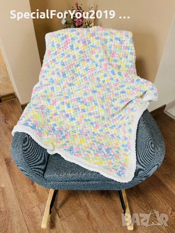 Ръчно плетено бебешко одеялце от прежда Alize Puffy Fine, снимка 3 - Спално бельо и завивки - 53234950