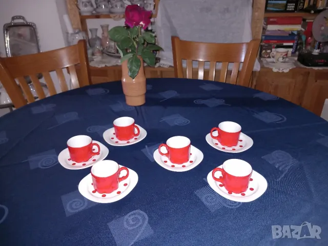 Сервиз за кафе в червено, снимка 2 - Сервизи - 50378810