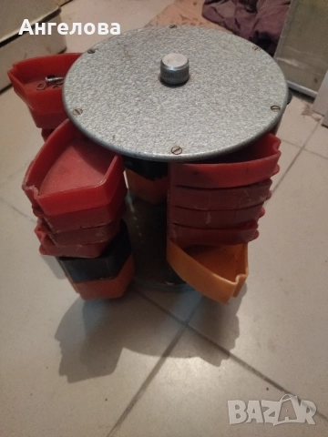 Въртяща стойка за болчета и гайки