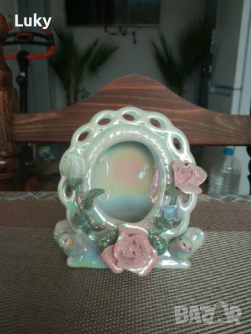 Продавам красива и стилна рамка .Порцелан., снимка 1