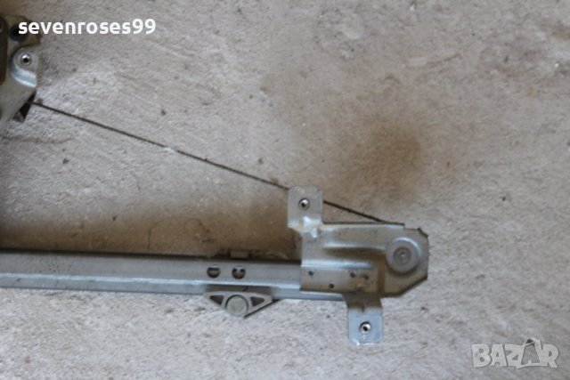 Машинка стъкло ръчна задна дясна Опел Вектра А 1.4i 1991 Opel Vectra A, снимка 3 - Части - 42834649