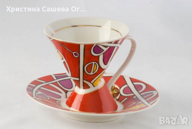 Червена чаша с чинийка за кафе, чай или капучино