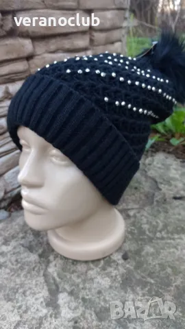 Дамска плетена шапка с камъни 