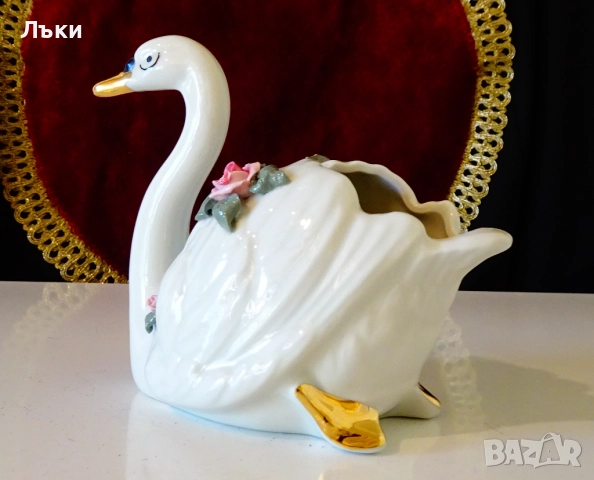 Фигура,ваза Лебед дрезденски порцелан,рози. , снимка 5 - Статуетки - 52171477