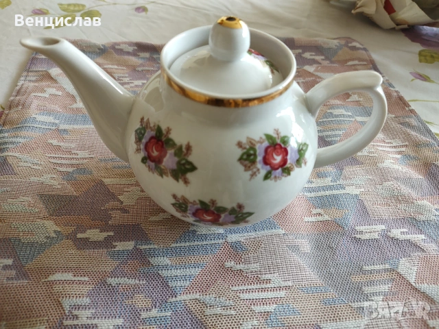 Порцеланов чайник - съветски.