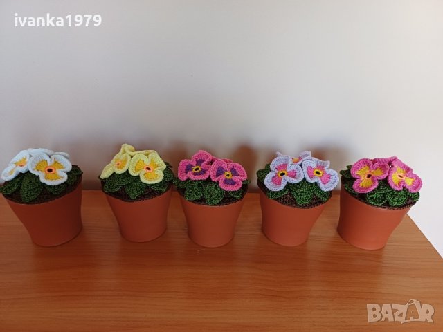 Плетени теменужки в кашпа, снимка 9 - Изкуствени цветя - 42001890