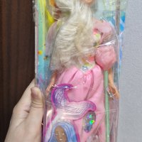 разкошна ретро кукла Барби със розова рокля с пеперуди и жезъл роза, снимка 2 - Кукли - 42758857