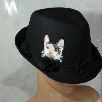 ⚜️ Черна шапка тип бомбе с коте №3315, снимка 1 - Шапки - 38770597