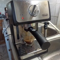 Кафемашина Делонги с ръкохватка с крема диск, работи отлично и прави хубаво кафе с каймак , снимка 3 - Кафемашини - 42876170