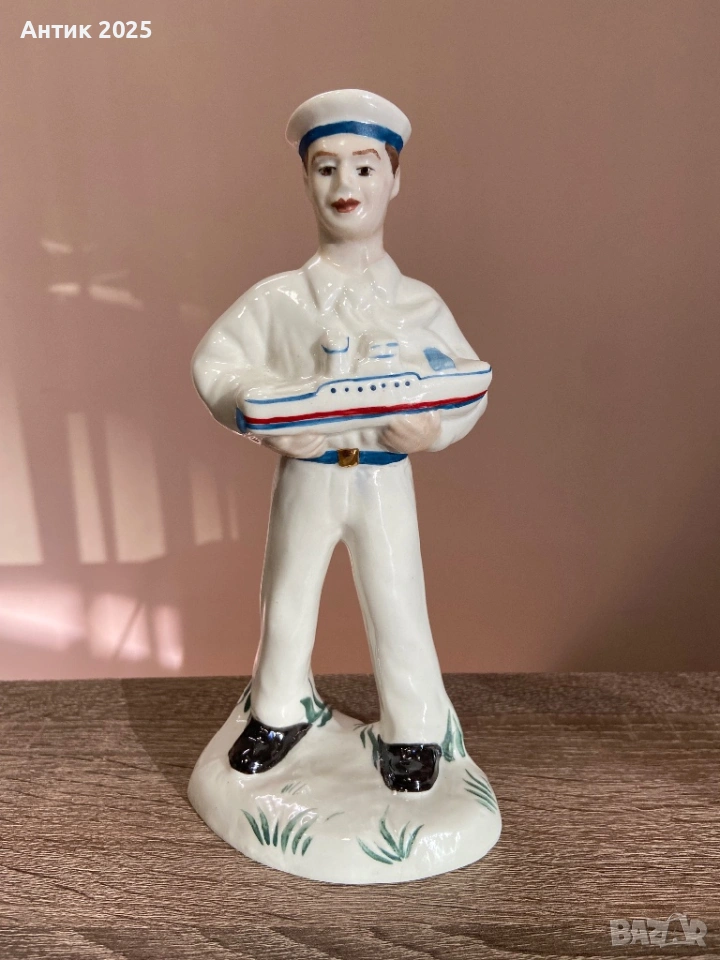 Винтидж порцеланова статуетка „Моряк с кораб“, Коростенски порцеланов завод, СССР, снимка 1