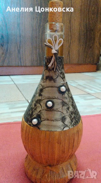 Декорирана бутилка с ест.кожа и ратан, снимка 1