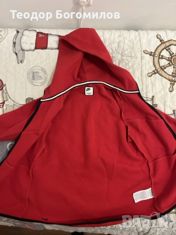 Червена горница на Nike , снимка 2 - Спортни дрехи, екипи - 56108082