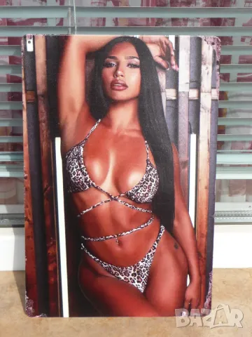 Метална табела еротика секси мацка по бански устни джуки брюнетка