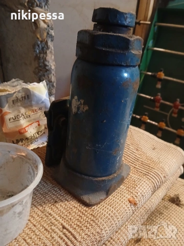 продавам хидравличен крик за автомобил