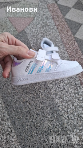 Чисто нови маратонки на Адидас за момиче, 22 номер, снимка 4 - Детски маратонки - 53991139