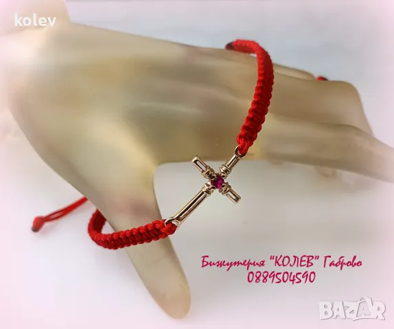 златен кръст с рубин в гривна червен конец