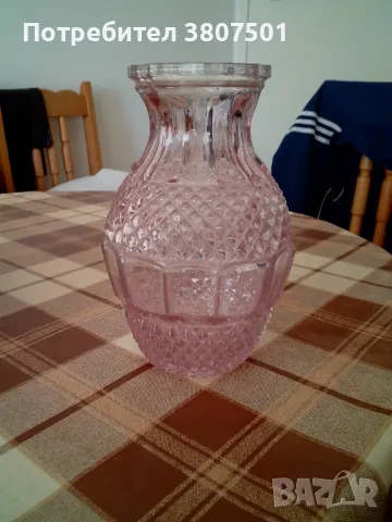 Красива стъклена ваза